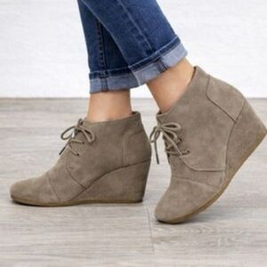 Toms Desert Wedge Ankle Boots in Taupe Suede Lace-Up - Size 6